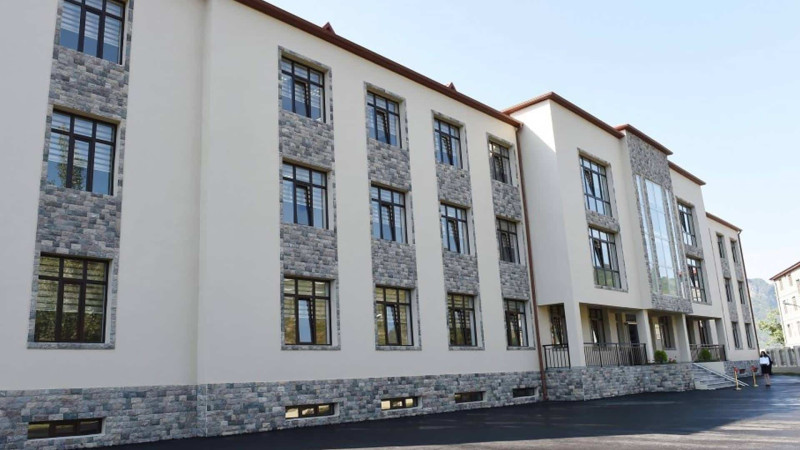 135 il fəaliyyət göstərən Lahıc qəsəbə orta məktəb