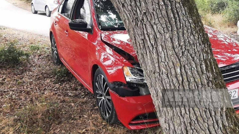 Xudat-Nabran yolunda avtomobil ağaca çarpılıb - XƏSARƏT