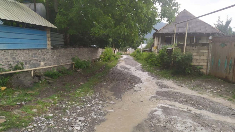 İsmayıllı kəndinin 1500 sakini yol həsrətindədir