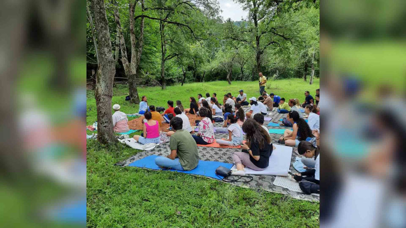 Qubaya gələn turistlər yoqa təliminə qatılıblar