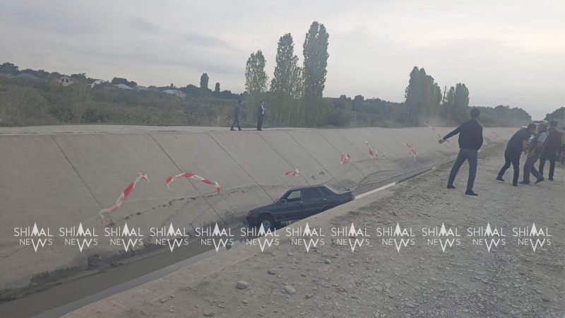 Xaçmaz: avtomobil su kanalına düşüb - FOTO