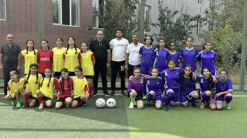 İsmayıllı: yeniyetmə qızlar yoldaşlıq futbol oyuna qoşulublar