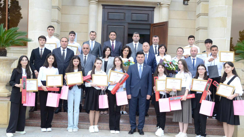 Xaçmaz: ali məktəblərə yüksək balla qəbul olmuş məzunlar mükafatlandırılıblar