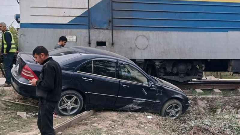 Xaçmaz: qatar avtomobillə toqquşub