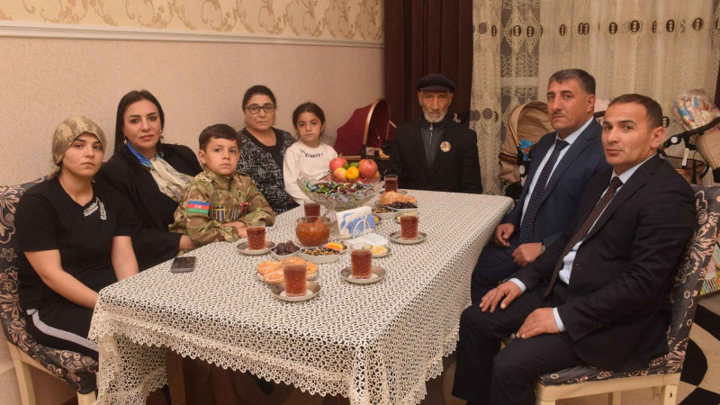 Qubalı şəhidin əkiz körpələri ziyarət olunublar
