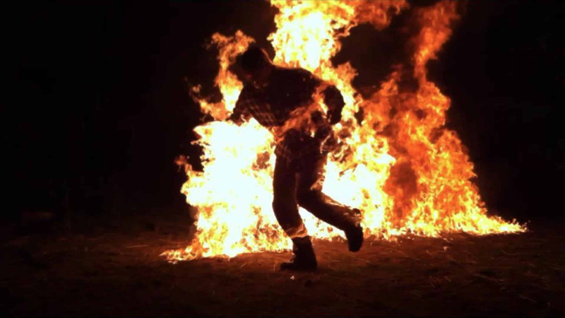 Kişi özünü İsmayıllı İcra Hakimiyyətinin önündə yandırıb