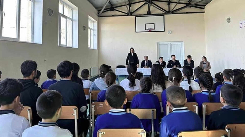 İsmayıllı:  Yeniyol kəndində məktəblilərlə insan hüquqları barədə danışılıb