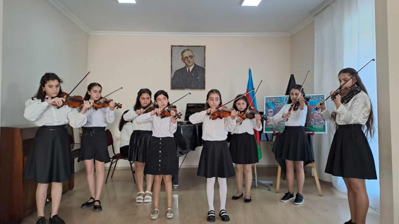 Quba: Zəfər Günü ilə əlaqədar məktəblilər konsert proqramı ilə çıxış ediblər