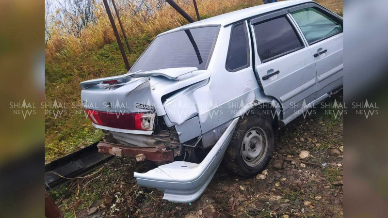 Quba-Xaçmaz yolu: avtomobil boruya çarpılıb