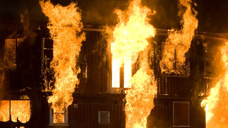 Xaçmaz: İkimərtəbəli ev yanıb