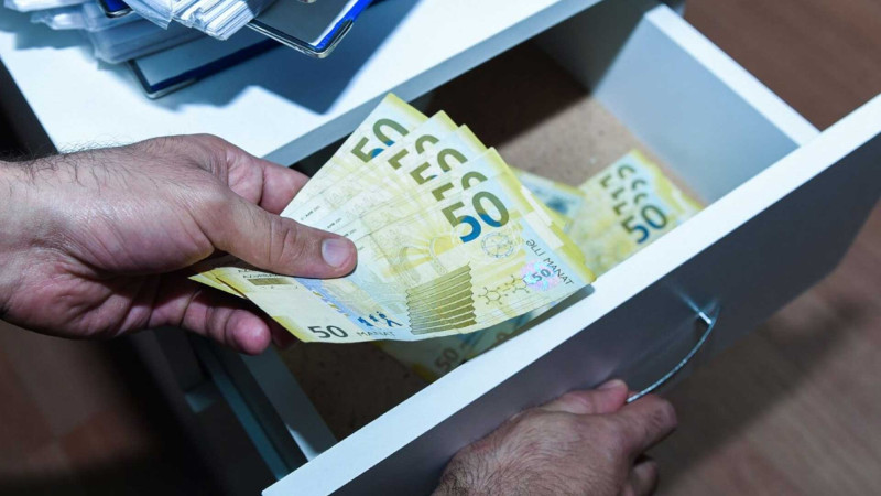 Xaçmazda qazidən rüşvət alan məmur azadlığa buraxılıb