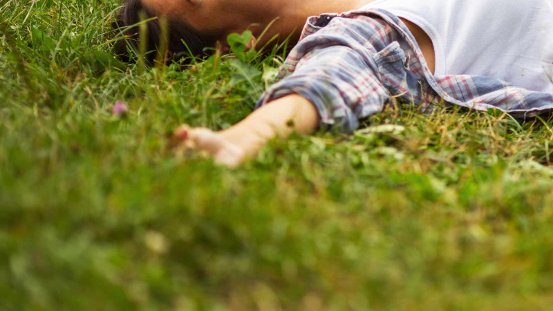 Qubada avtomobil qadını vurub, ölən var