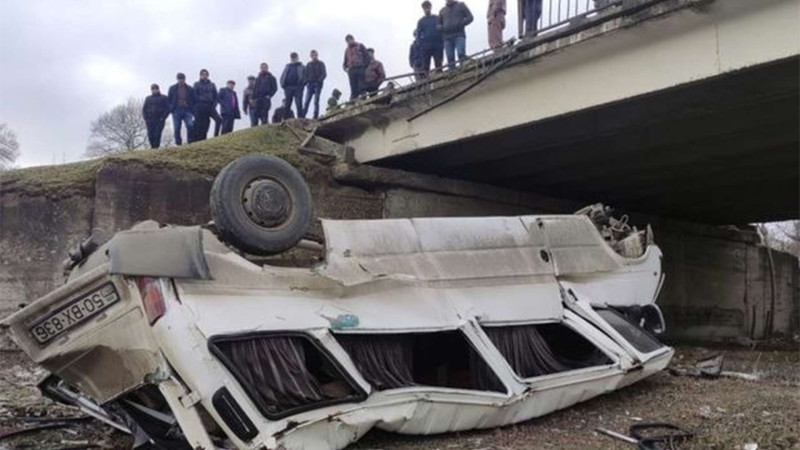 Xaçmazda mikroavtobus körpüdən aşıb
