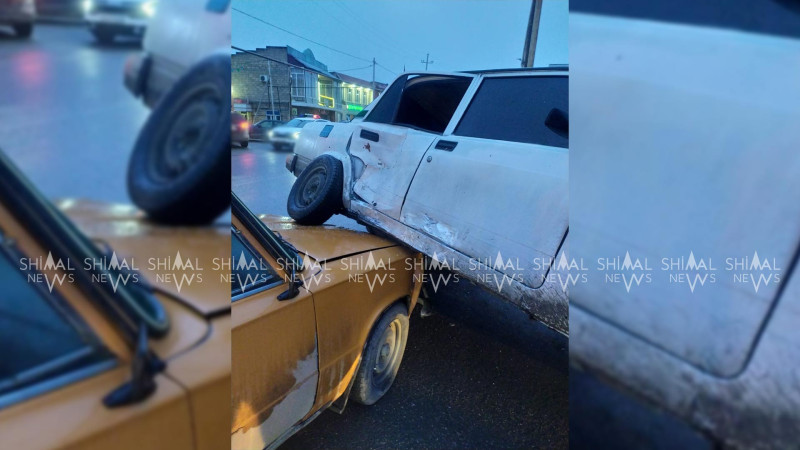 Qubada avtomobil 2 təkərə qalxıb - FOTO