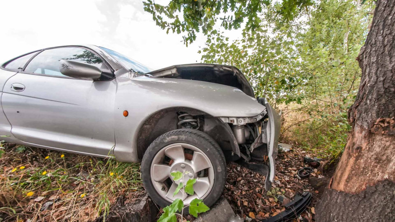 Xaçmazda avtomobil ağaca çarpılıb