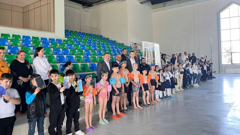 Qubada məktəblilər üzməyi öyrənirlər