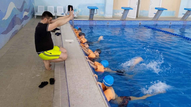 İsmayıllıda məktəblilərə üzmək öyrədilir