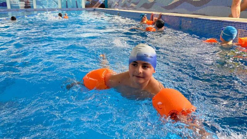 İsmayıllıda məktəblilərə üzmək öyrədilir