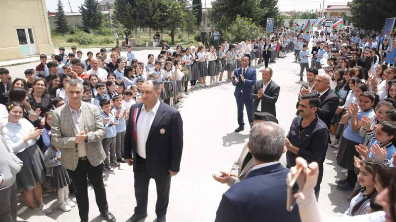 Xaçmaz: İlham Zəkiyev məktəblilərlə görüşüb