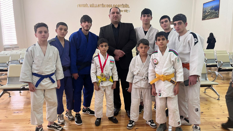 Quba:İlham Zəkiyev şagirdlərlə görüşüb