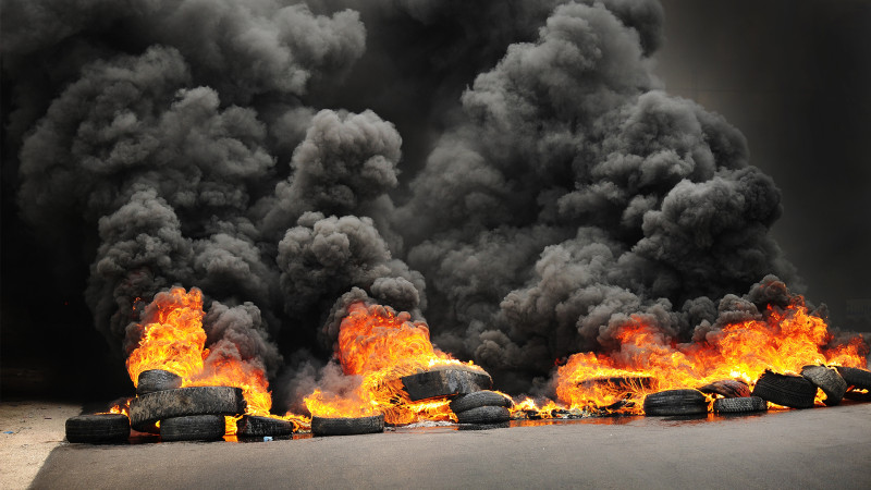 Xudatda avtomobil sexində yanğın baş verib