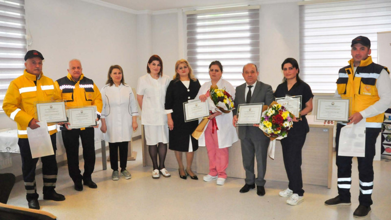 İsmayıllı: Doğuş prosesini təcili tibbi yardım avtomobilində idarə edən tibb işçiləri təltif olunublar