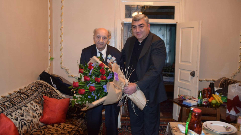 Quba: İlqar Mahmudov bayram münasibətilə veteranı təbrik edib