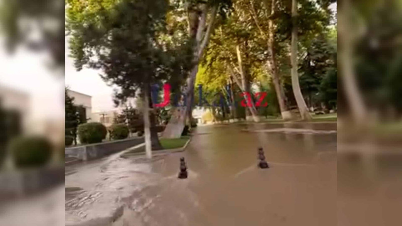 İsmayıllı Rayon İcra Hakimiyyətinin qarşısından sel keçdi