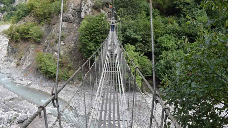 İsmayıllıya gələn qonaqlar asma körpüyə üz tuturlar