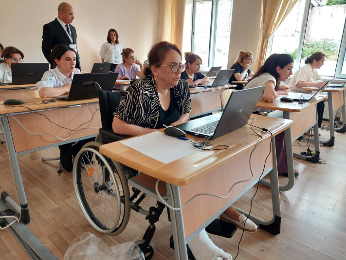 İsmayıllı: Müəllim əlil arabasında imtahandan keçib