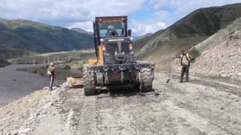 Qubada selin dağıtdığı yollar bərpa edilir