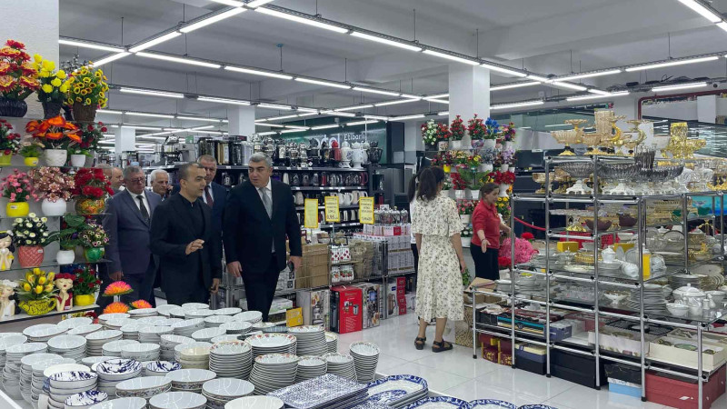 Quba: İcra başçısı yeni açılan ticarət mərkəzində olub