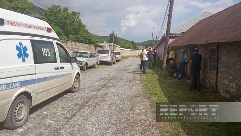 Cücələrə su verən qadını cərəyan vurdu