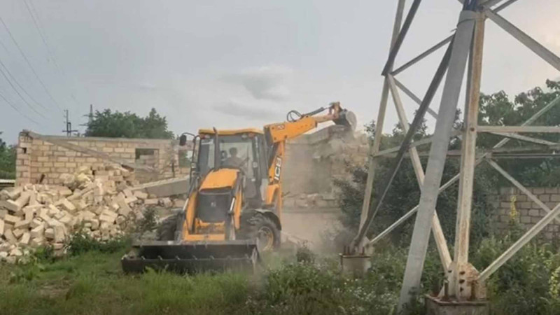 Quba: Gənclər küçəsində tikili sökülüb