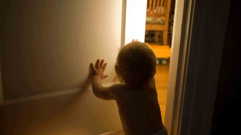 Xaçmazda uşaq bağlı qapı arxasında qalıb