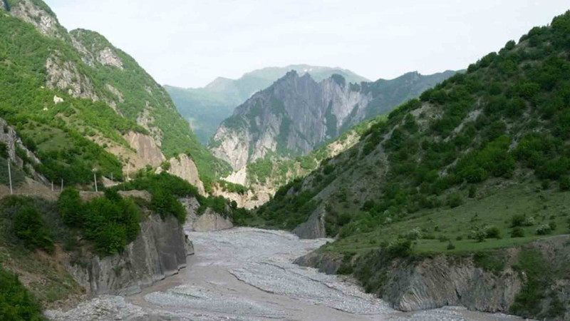 Qubada turist yüksəklikdən çaya yıxılıb