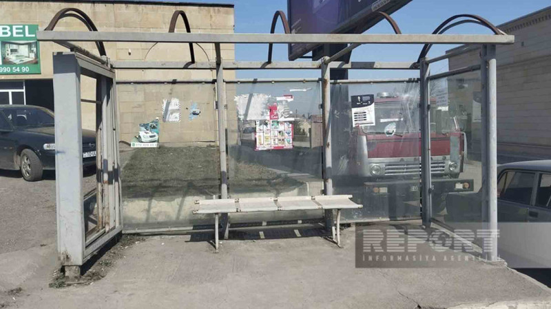 Qubada avtobus dayanacaqları yararsız hala düşüb