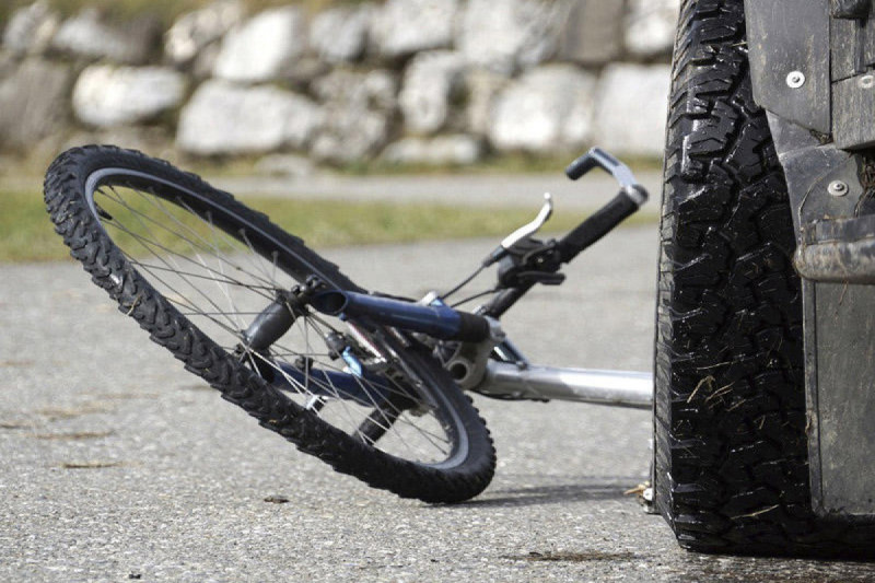 Xaçmazda avtomobil velosipedçini vurub