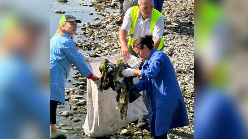 “Təmiz ölkəm” devizi altında Xəzərin sahilləri təmizlənib
