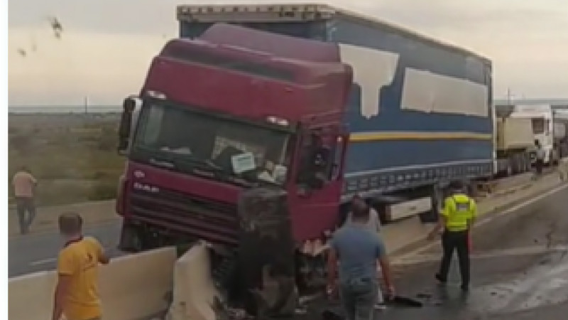 Siyəzən ərazisində ağır tonajlı maşın qəzaya düşüb