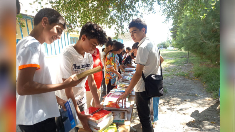 Şabranda gənclərə kitablar hədiyyə olunub