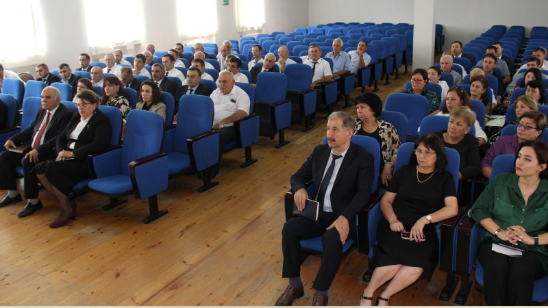 Qusarda məktəb direktorları ilə görüş keçirilib