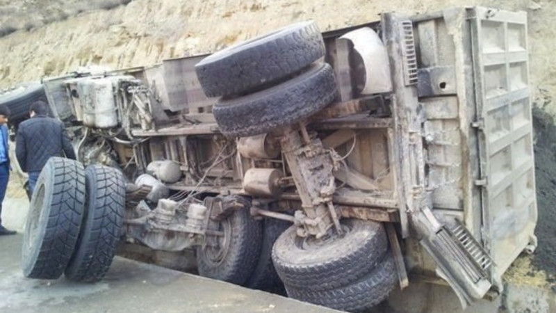 Qusarda yük avtomobili aşıb, ölən var