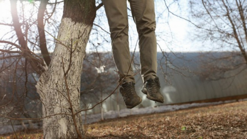 Qubada kişi atası yaşayan evdə intihar edib