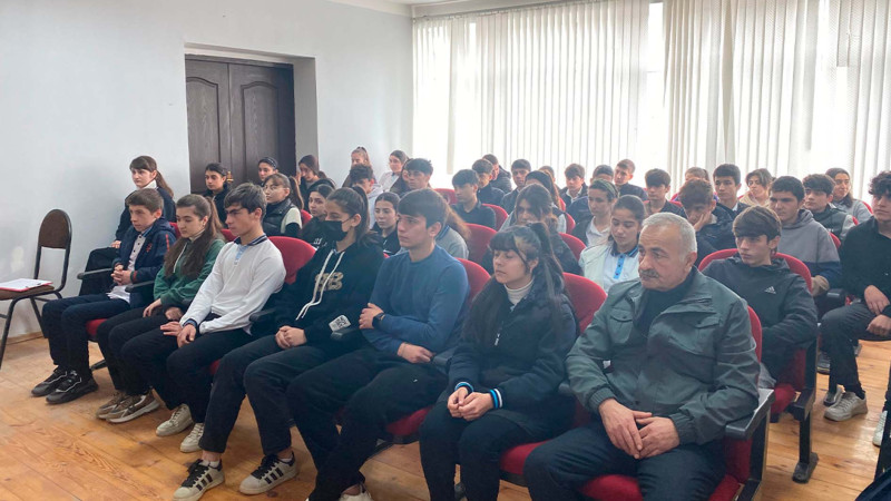 Qusar polisi məktəblilərlə görüşüb
