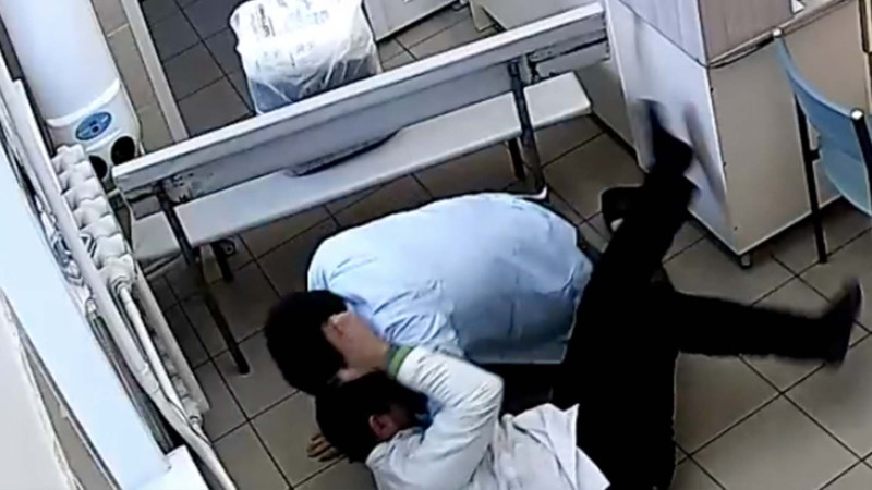 Ofisində köməkçisinin sevgilisini döyən vəzifəli şəxsin cəzası azaldıldı