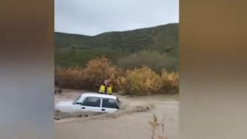 Şabranda seldə batan avtomobildəki şəxs xilas edildi - VİDEO