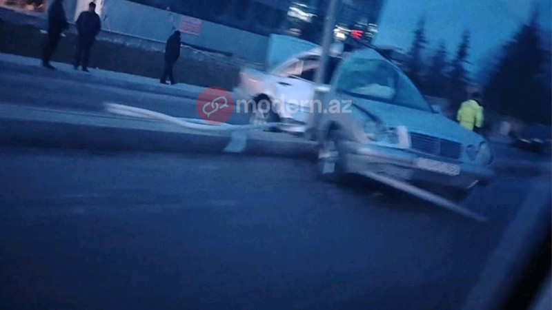 İsmayıllıda Mercedes işıq dirəyinə çırpıldı