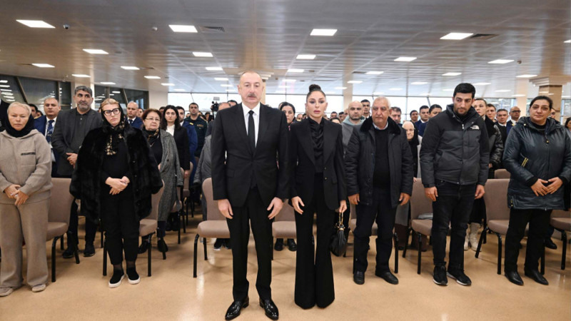 Prezident İlham Əliyev təyyarə qəzasında həlak olan ekipaj üzvlərinin vida mərasimində iştirak edib