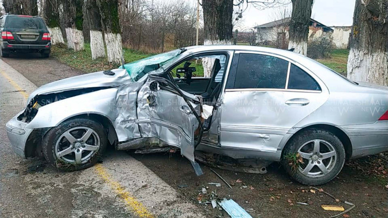 Avtomobil “ölüm çinarları”na çırpılıb - FOTO